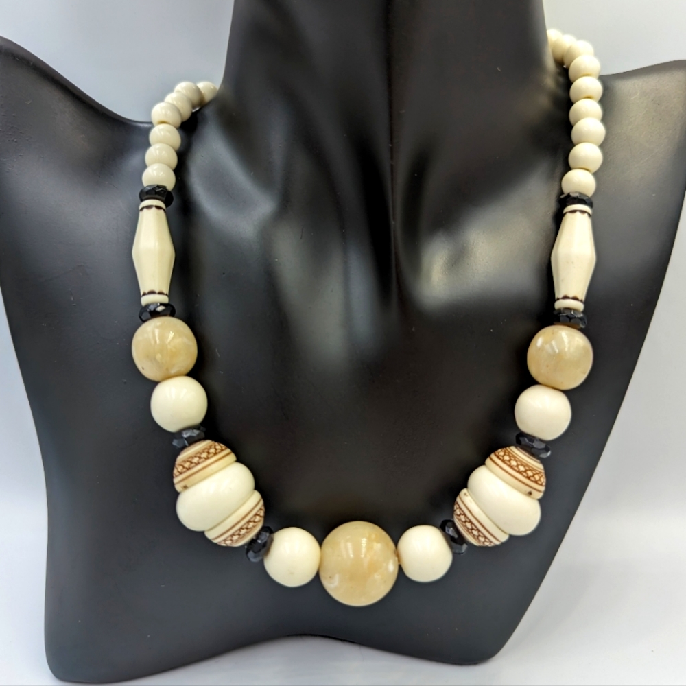 Beautiful Vintage Liz Claiborne Ivory tone Colors Lucite Bead Necklace
